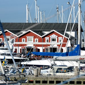 Billede fra Skagen Lysbådehavn som viser de røde pakhuse 