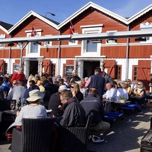 Billede af hyggestemning ved Skagen Fiskerestaurant, hvor en masse mennesker spiser sammen