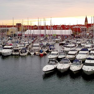 Luftfoto hvor man kan se rækker af skibe side om side i Skagen Lystbådehavn