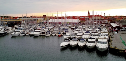 Luftfoto hvor man kan se rækker af skibe side om side i Skagen Lystbådehavn