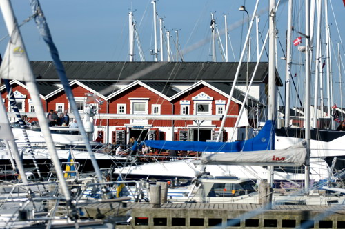 Billede fra Skagen Lysbådehavn som viser de røde pakhuse 