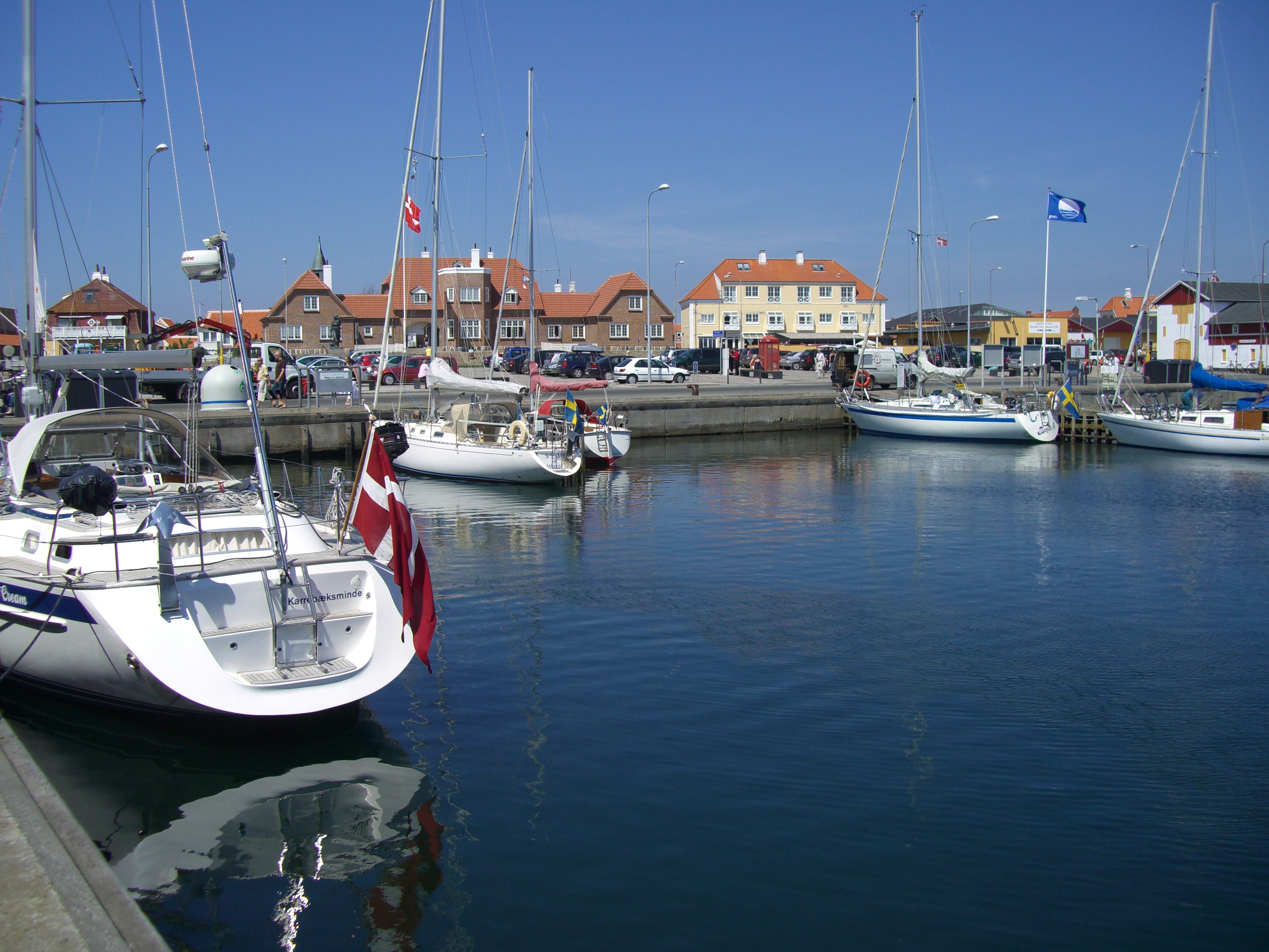 Bilede af en sommerdag med både i Skagen Lystbådehavn